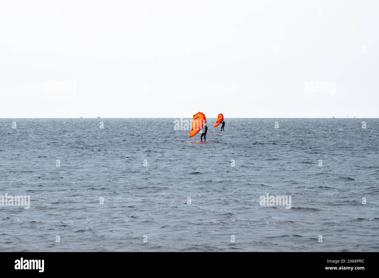 Zwei Windsurfer im Pamlico Sound, Outer Banks, North Carolina Stockfoto