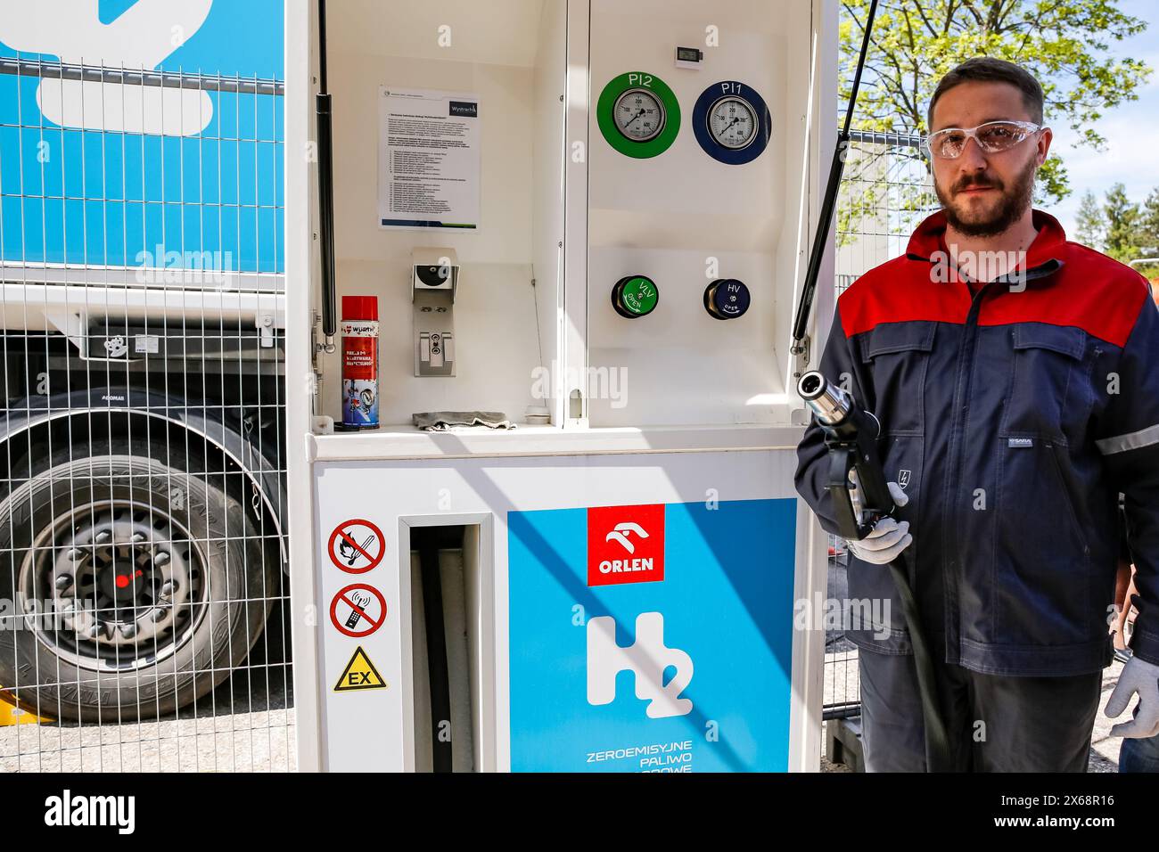 Krakau, Polen. Mai 2024. Ein Engeneers betankt einen Wasserstoffbus während einer Pressekonferenz, als Krakau am 13. Mai 2024 in Krakau, Polen, einen neuen Wasserstoffbus mit Mercedes-Benz eCitaro Brennstoffzelle in seinen öffentlichen Verkehr einführt. Der neue wasserstoffbetriebene Bus wird auf einer regulären Buslinie zur Krakauer Flotte gehören. Der Bus wird von einer mobilen Station getankt. Krakau plant den Ausbau der Wasserstoffflotte. Credit: Dominika Zarzycka/Alamy Live News Credit: Dominika Zarzycka/Alamy Live News Stockfoto