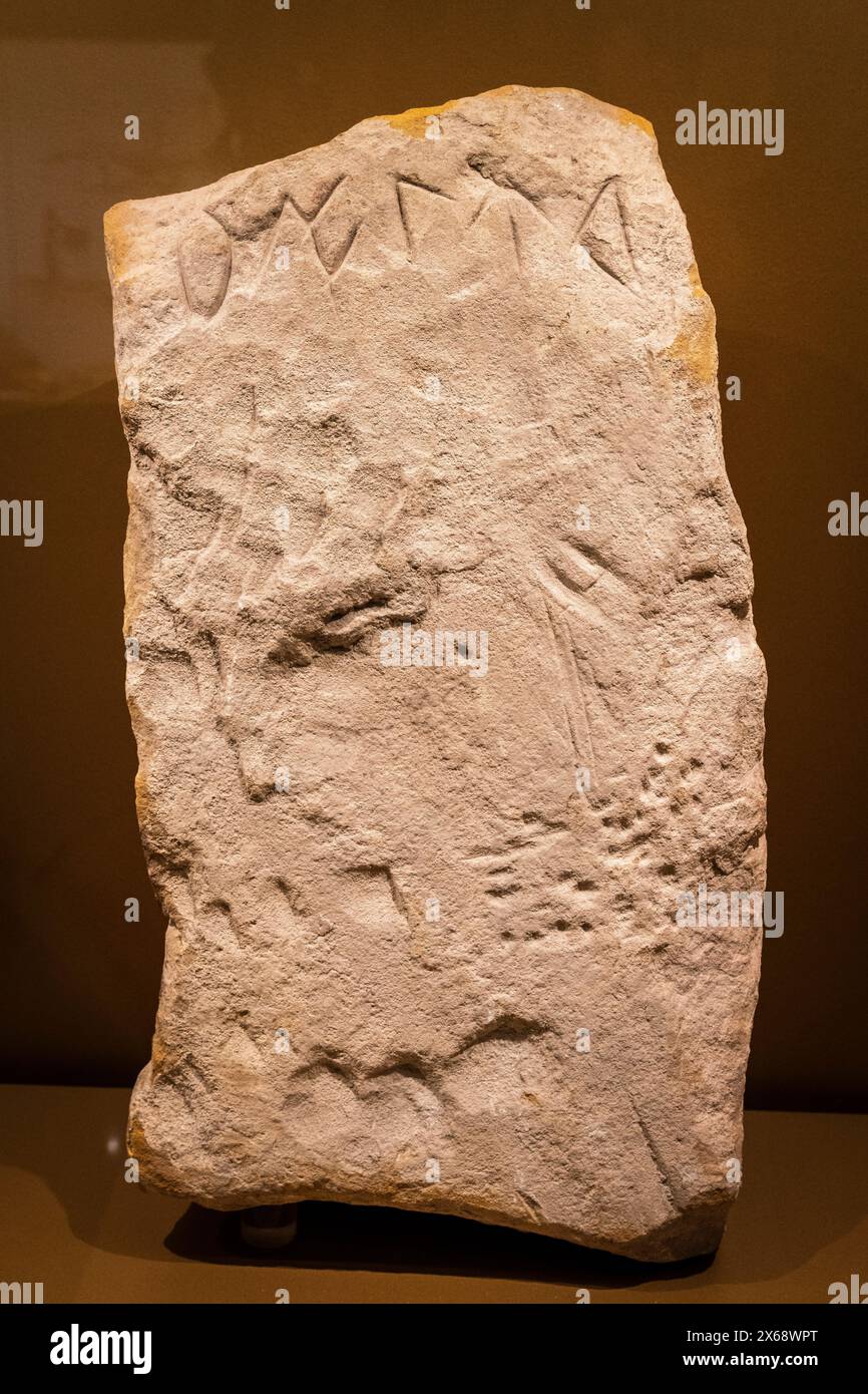 Sandsteinstele mit restlichen Schriften in iberischen Schriftzeichen, IV bis I BC, Los Chorrillos, Mengibar, Iberisches Museum von Jaén, Andalusien, Spanien Stockfoto