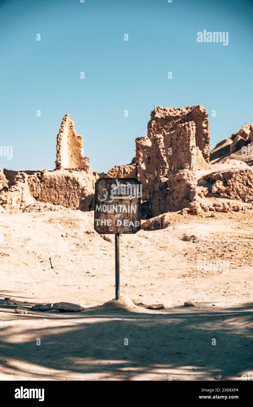 Schild „Berg der Toten“ in Siwa Oasis Stockfoto