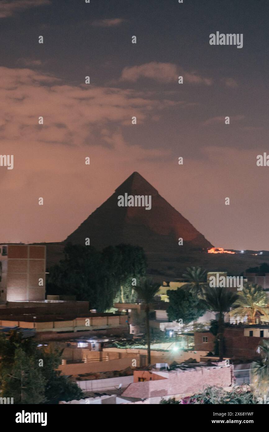 Blick über die Pyramide in Gizeh bei Sonnenuntergang. Ägypten Stockfoto