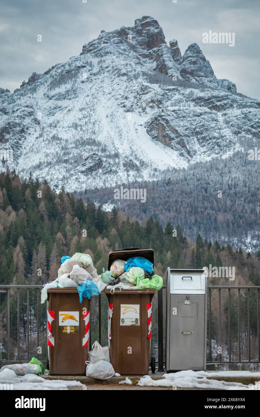 Mülltonnen voller Säcke, verlassener Müll, Mangel an Bürgersinn Stockfoto