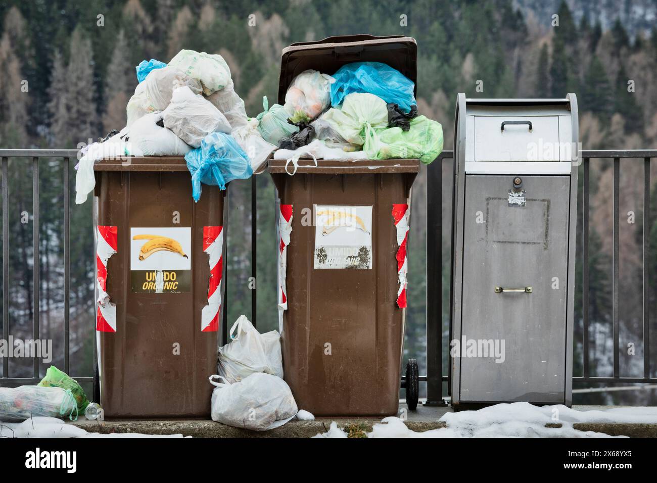 Mülltonnen voller Säcke, verlassener Müll, Mangel an Bürgersinn Stockfoto
