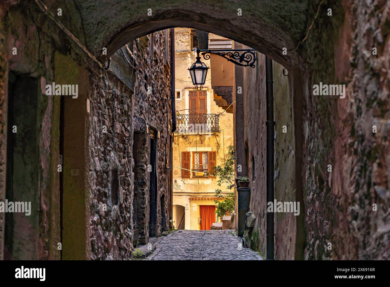 Enge Gassen im mittelalterlichen Dorf Rocchetta Nervina in Val Nervia, Ligurien, Italien, Europa Stockfoto