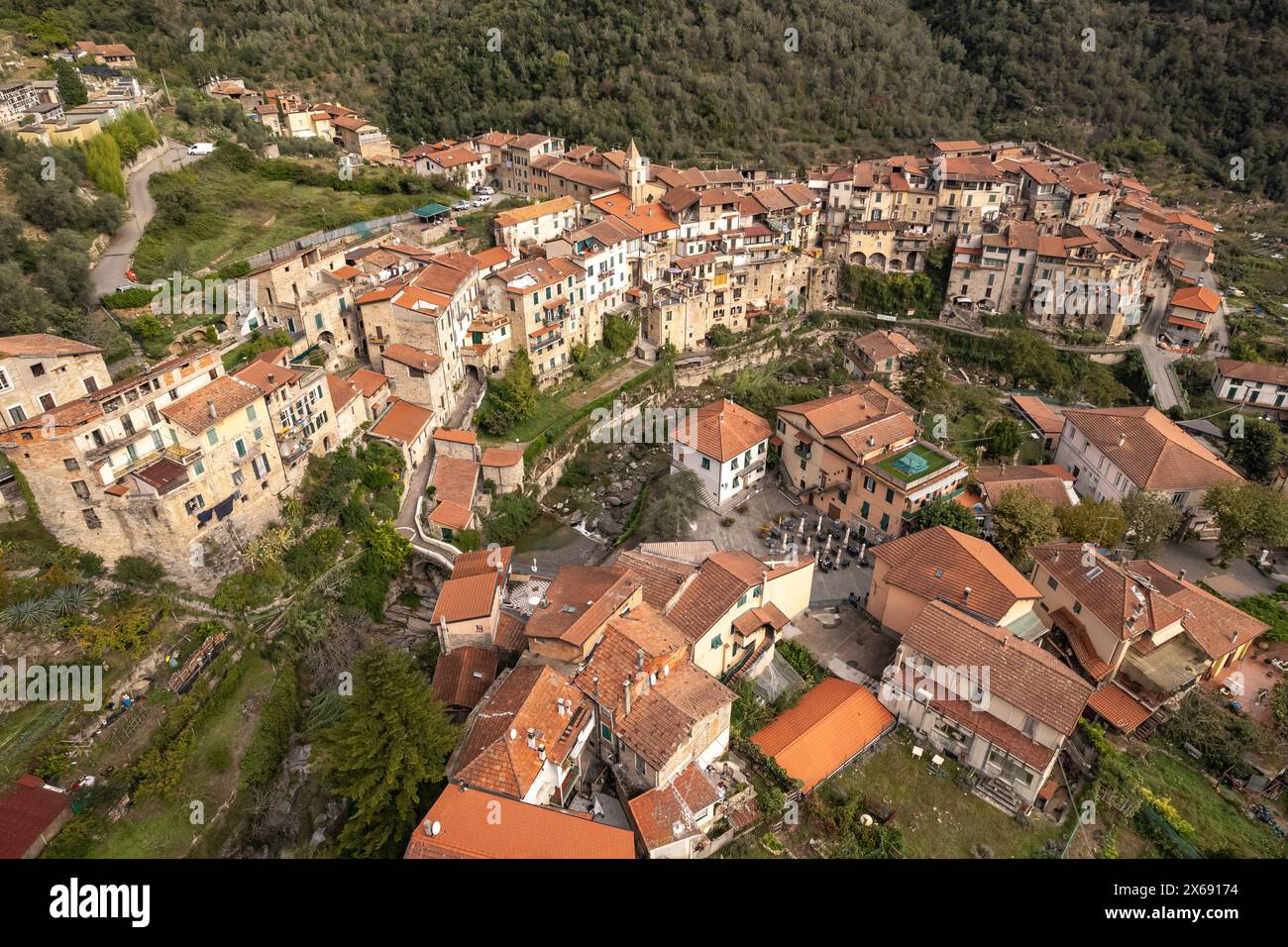 Das mittelalterliche Dorf Rocchetta Nervina in Val Nervia aus der Luft gesehen, Ligurien, Italien, Europa Stockfoto