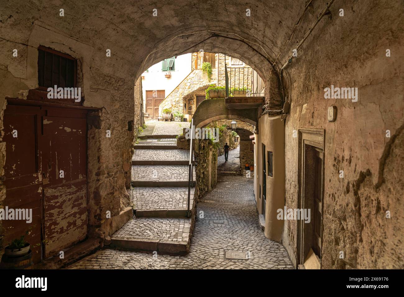 Enge Gassen im mittelalterlichen Dorf Rocchetta Nervina in Val Nervia, Ligurien, Italien, Europa Stockfoto