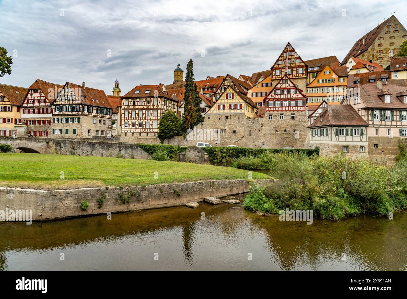Fachwerkhäuser in der Altstadt am Kocher in Schwäbisch Hall, Baden-Württemberg Stockfoto