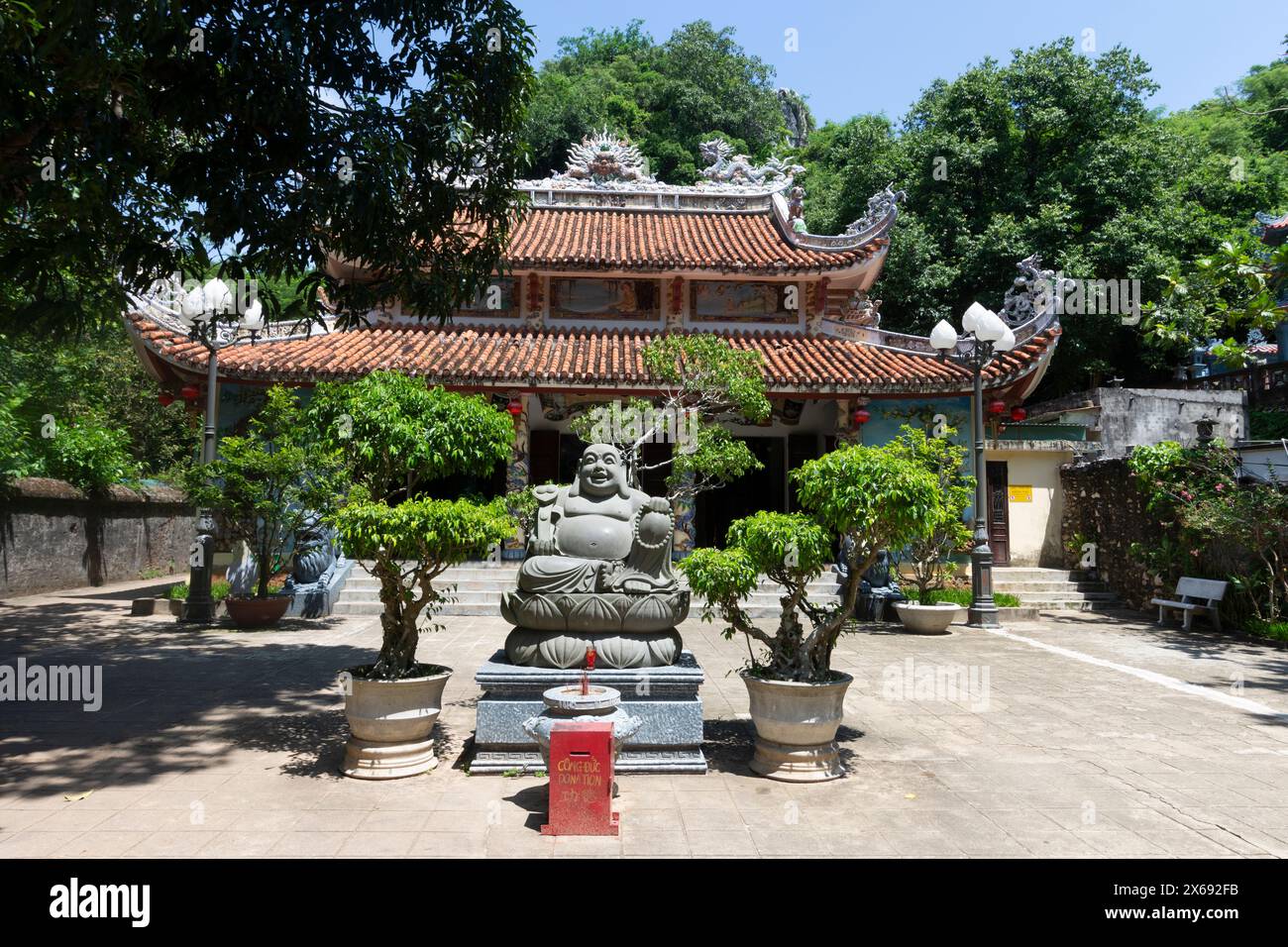 Tempel mit fetten buddha davor Stockfoto