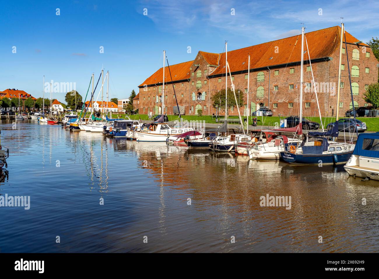Das historische Packhaus am Innenhafen von Tönning, Landkreis Nordfriesland, Schleswig-Holstein, Deutschland, Europa Stockfoto