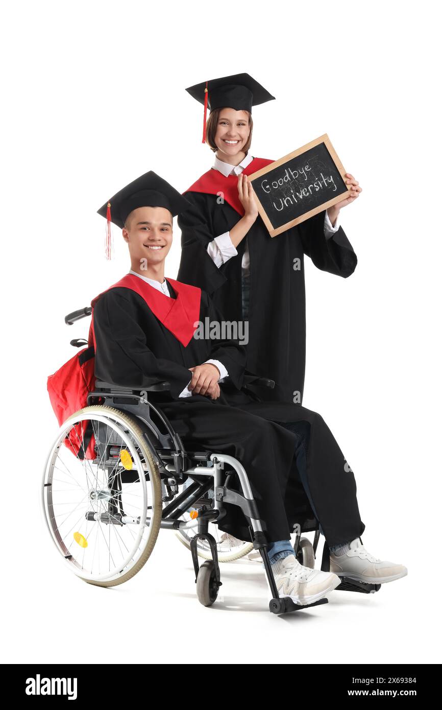 Männlicher Absolvent im Rollstuhl und sein Klassenkamerad hält ein Tafel mit Text auf ABSCHIED UNIVERSITÄT auf weißem Hintergrund Stockfoto
