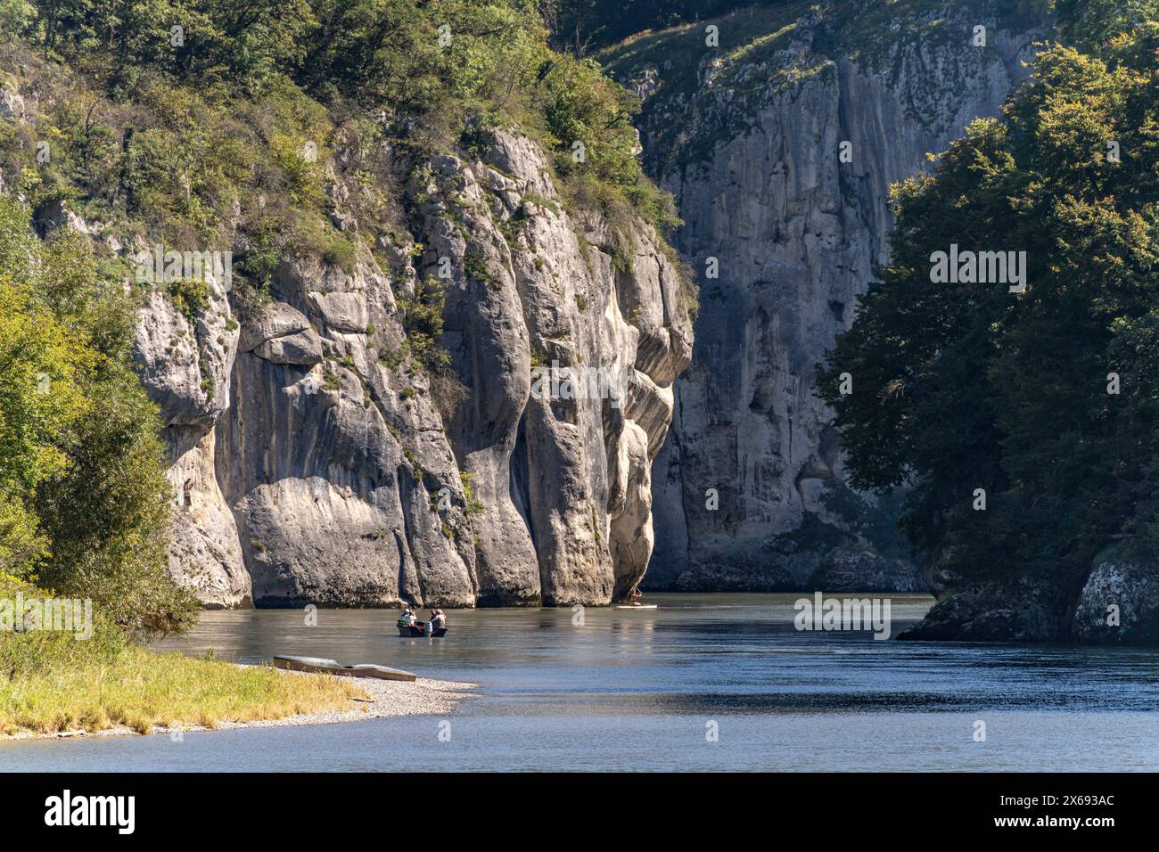 Kleines Motorboot an der Weltenburger enge, Donauschlucht bei Weltenburg, Bayern, Deutschland Stockfoto