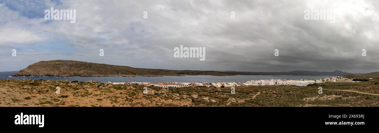 Fotografía panorámica tomada desde la torre de Fornells, puede observarse el pueblo de Fornells, su Bahía y La Mola. Cielo espectacular. Menorca España Stockfoto