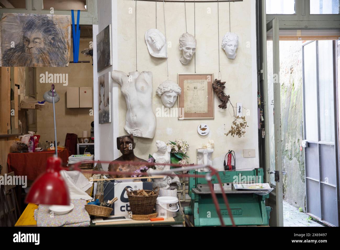 Künstleratelier, Werkstatt, Künstlerwerkzeuge, Skulpturen, Köpfe Stockfoto