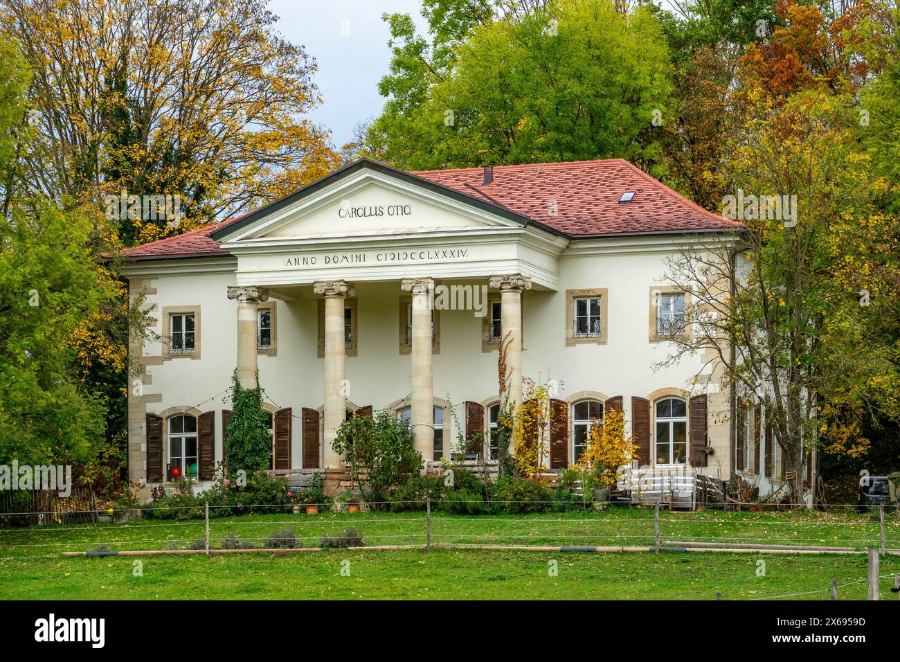 Ostfildern - Scharnhausen, Lustschloss Scharnhausen. 1784 ließ Herzog Karl Eugen von Württemberg das Schloss für seine Geliebte und spätere Ehefrau Franziska von Hohenheim errichten. Heute beherbergt das Schloss das HPZ Scharnhausen, ein Zentrum für Physiotherapie und therapeutisches Reiten. Stockfoto