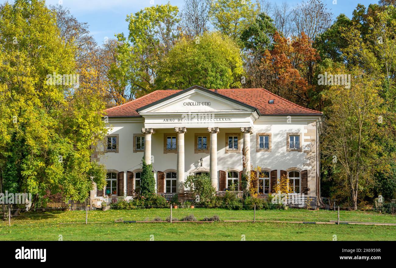 Ostfildern - Scharnhausen, Lustschloss Scharnhausen. 1784 ließ Herzog Karl Eugen von Württemberg das Schloss für seine Geliebte und spätere Ehefrau Franziska von Hohenheim errichten. Heute beherbergt das Schloss das HPZ Scharnhausen, ein Zentrum für Physiotherapie und therapeutisches Reiten. Stockfoto