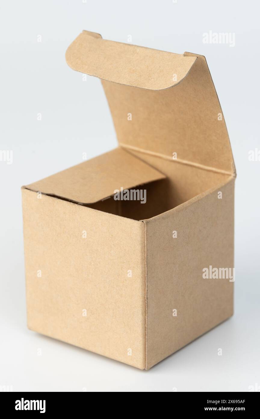 Braunes Papier, offene Box isoliert auf weißem Atelierhintergrund Stockfoto