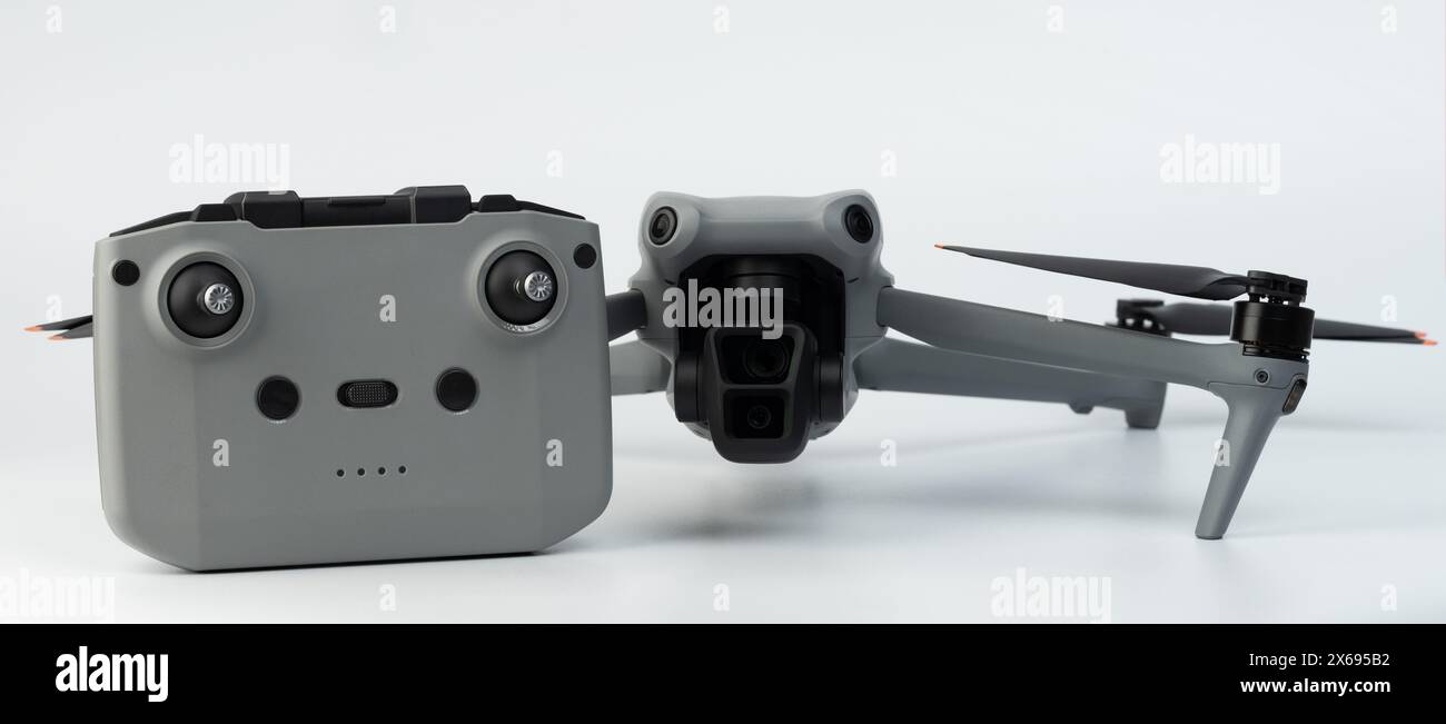 Graue UAV-Drohne ausgeklappt, Vorderansicht der Fernbedienung isoliert Stockfoto