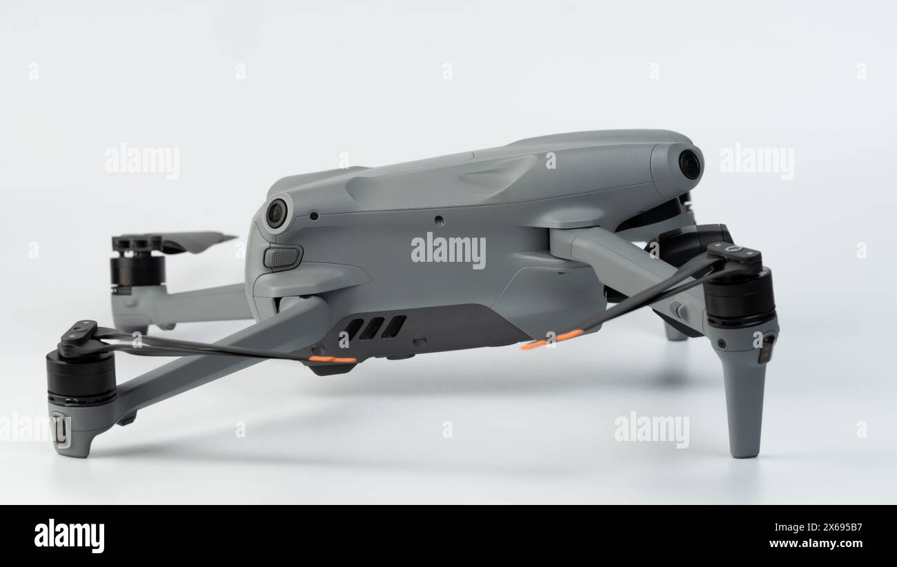 Modernes graues Drohnenflugzeug Seitenansicht isoliert auf Studiohintergrund Stockfoto