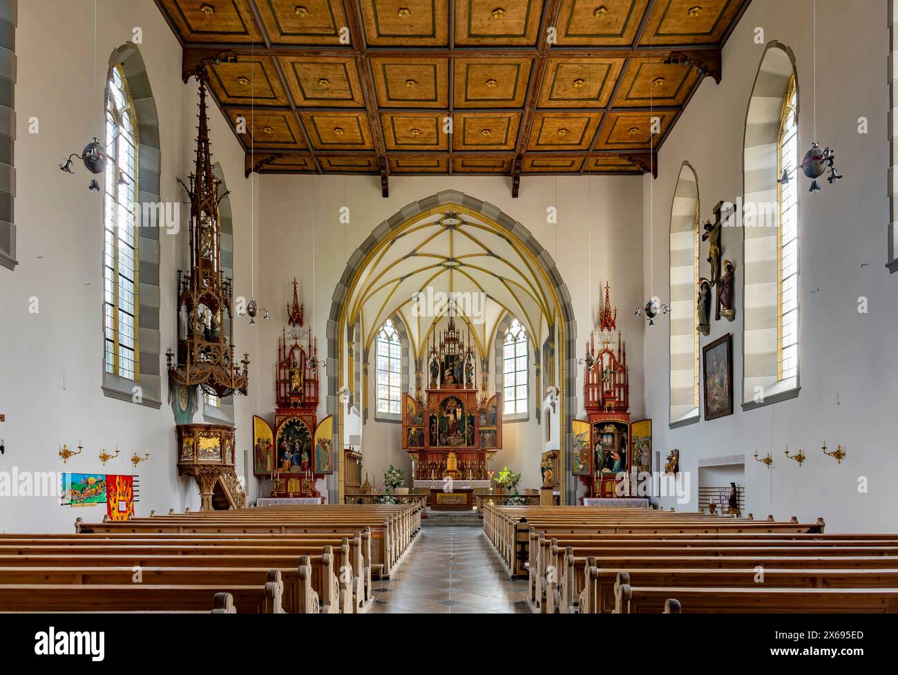 Oberstdorf, die katholische Pfarrkirche St. Johannes Baptist, steht auf dem Marktplatz in der Innenstadt. Der 66 m hohe Spitzkirchturm ist der höchste im oberen Illertal. Vier Altäre zieren die Kirche. Im Chor sind der Hochaltar und der Altar des Volkes. Im Kirchenschiff links befindet sich der Pfingstaltar und rechts der Weihnachtsaltar Stockfoto