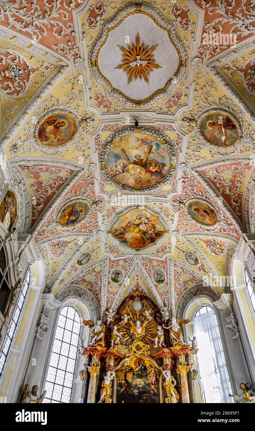 Babenhausen, barocke Pfarrkirche St. Andreas. Das Äußere der Kirche ist schlicht, der prächtige Chor mit seinen Kreuzrippen stammt aus der Gotik. Das Kirchenschiff in seiner barocken Pracht ist ein quadratischer Saalbau. Stockfoto