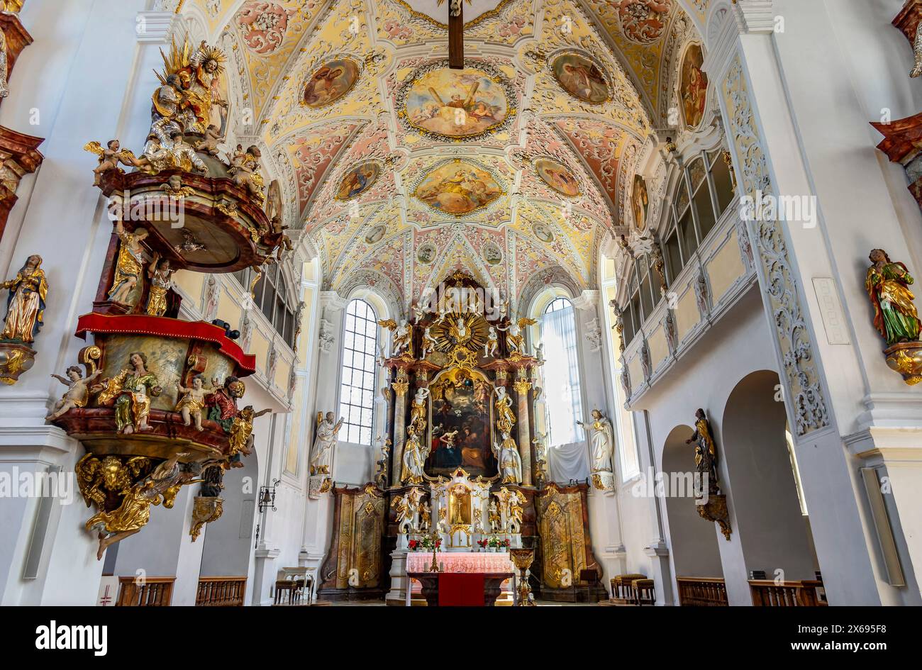 Babenhausen, barocke Pfarrkirche St. Andreas. Das Äußere der Kirche ist schlicht, der prächtige Chor mit seinen Kreuzrippen stammt aus der Gotik. Das Kirchenschiff in seiner barocken Pracht ist ein quadratischer Saalbau. Stockfoto