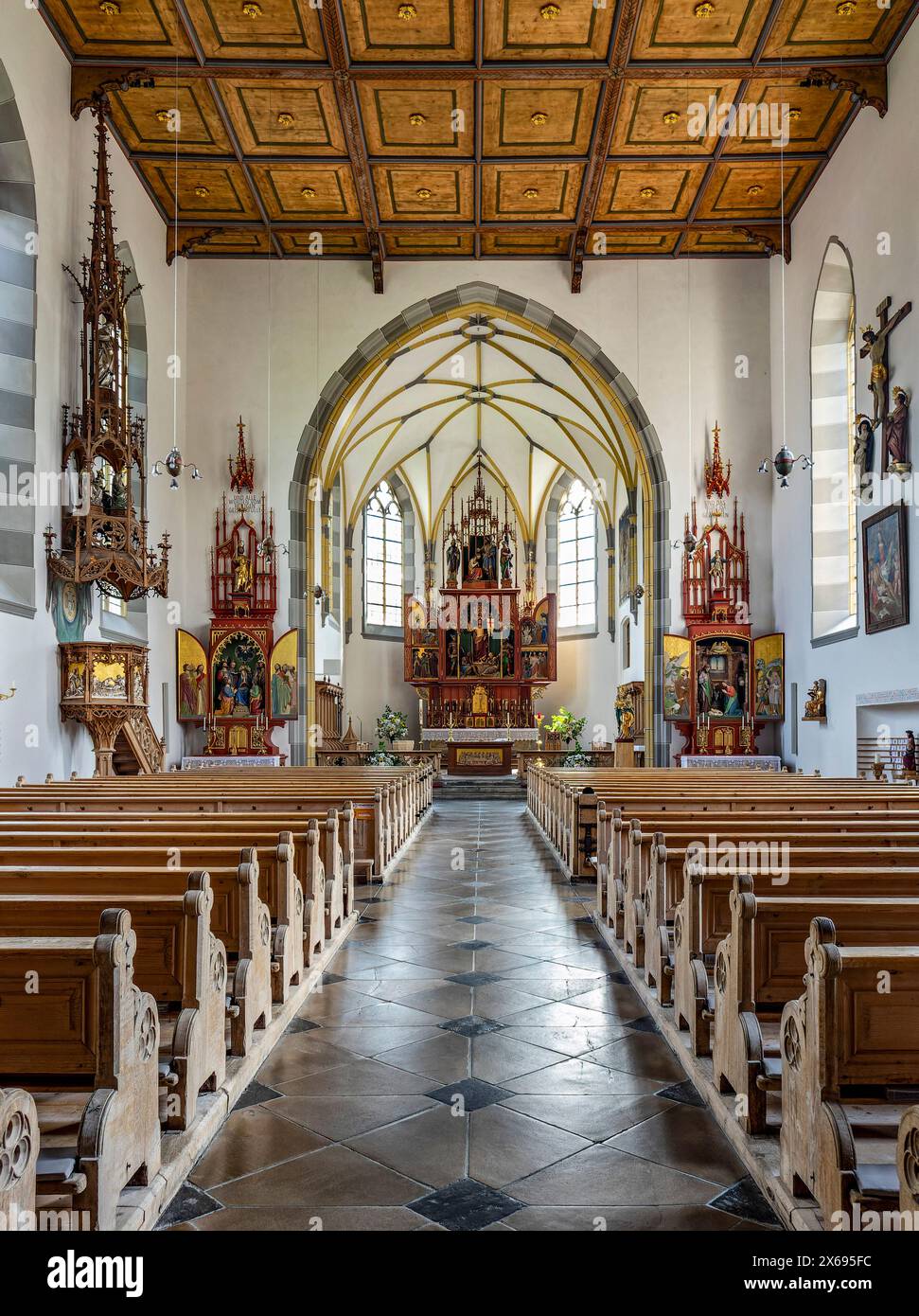 Oberstdorf, die katholische Pfarrkirche St. Johannes Baptist, befindet sich auf dem Marktplatz im Stadtzentrum. Der 66 m hohe Spitzkirchturm ist der höchste im OberIllertal. Vier Altäre zieren die Kirche. Der Hochaltar und der Altar des Volkes sind im Chor. Im Kirchenschiff links befindet sich der Pfingstaltar und rechts der Weihnachtsaltar Stockfoto