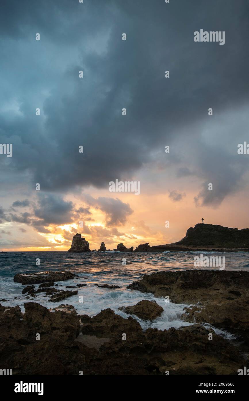 Pointe des Chateaux mit Blick auf Pointes des Colibris, raue Küste und Bucht bei dramatischem Sonnenaufgang. Guadeloupe, Französische Antillen in der Karibik Stockfoto