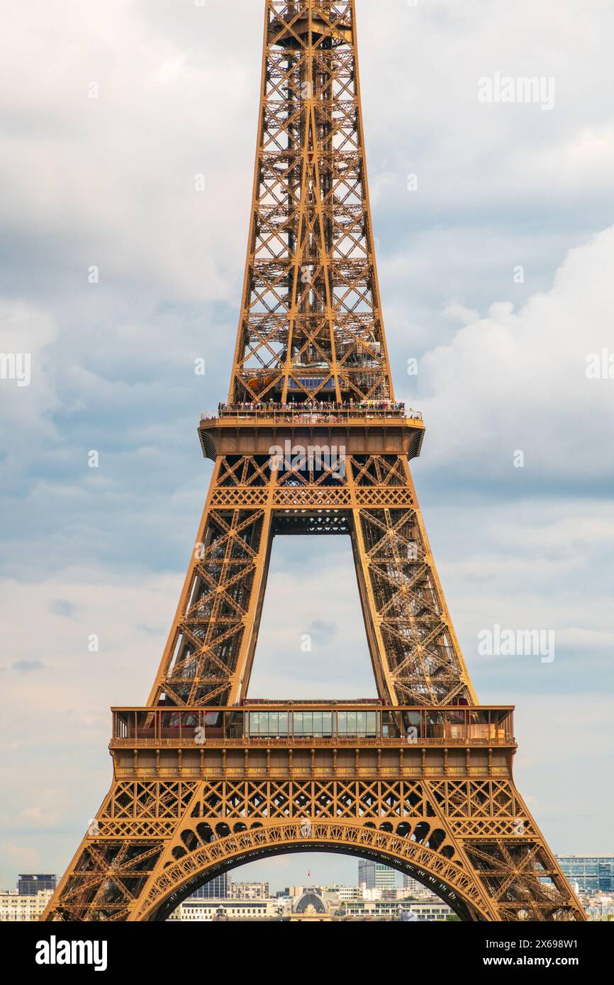 Paris, Frankreich - 29. August 2023: Der Eiffelturm von Trocadero aus gesehen an einem bewölkten Tag. Vertikale Fotografie, aufgenommen in Paris Stockfoto