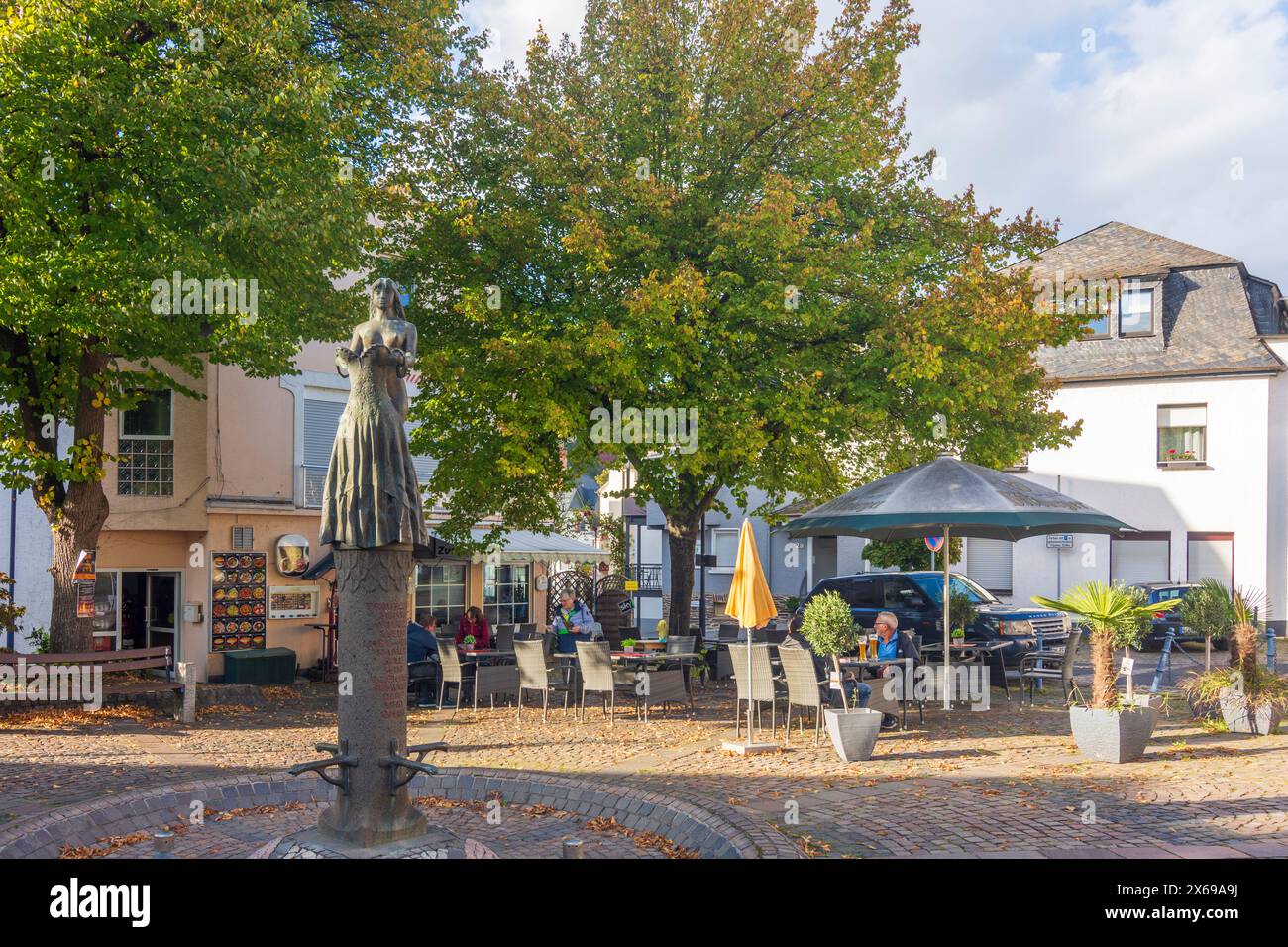 Bullay, Zentrum des Bullay-Dorfes, Brunnenbrunnen, Denkmal des großen Weinguts Bullayer Brautrock, Mosel-Region, Rheinland-Pfalz, Deutschland Stockfoto