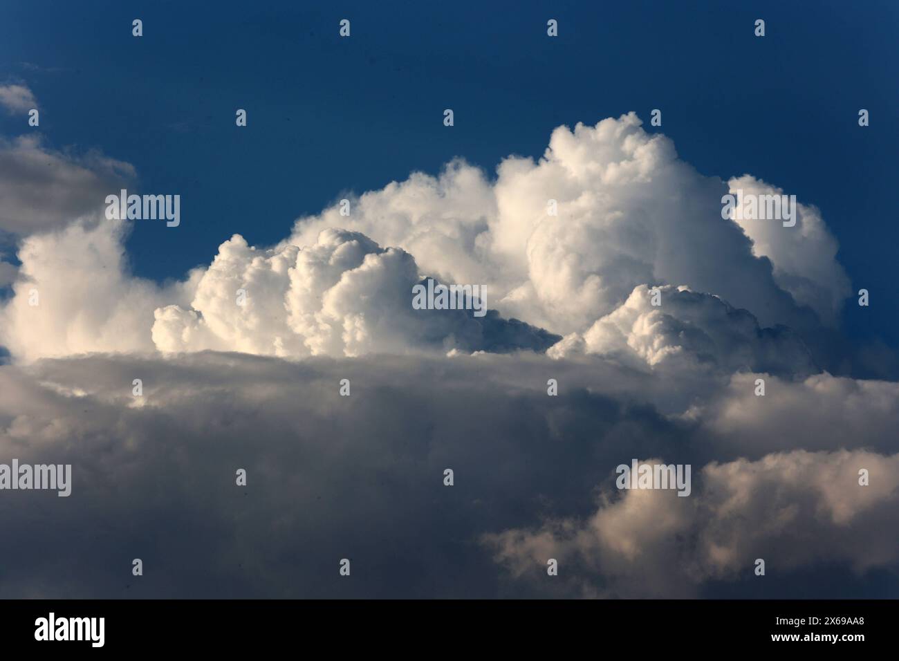 Gewittersaison 2024 Mächtige Wolkengebirge aus der Gattung der vertikalen Wolken zeigen sich im Frühling am Himmel und bringen vereinzelt Regen mit teils eingelagerten Gewittern. *** Gewittersaison 2024 mächtige Wolkenberge aus der Gattung vertikaler Wolken erscheinen im Frühjahr am Himmel und bringen vereinzelten Regen mit einigen eingelassenen Gewittern Stockfoto