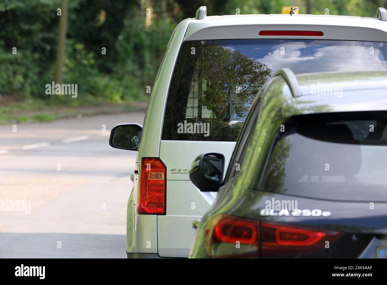 Mobile Blitzer in der Stadt das Fahrzeug der Verkehrsüberwachung steht entsprechend den Vorgaben für verbindliche Messergebnisse versteckt und etwas weiter links von den anderen parkenden Fahrzeugen am Straßenrand *** Mobile Radarkameras in der Stadt das Verkehrsüberwachungsfahrzeug ist entsprechend den Spezifikationen für die Bindung der Messergebnisse ausgeblendet und leicht links von anderen geparkten Positionen positioniert Fahrzeuge am Straßenrand Stockfoto