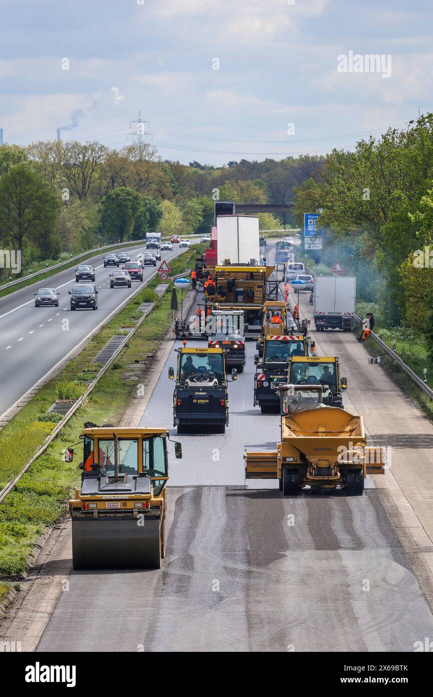 Wesel, Nordrhein-Westfalen, Deutschland - Straßenbau, Asphaltfertiger und Straßenwalzen legen neuen Asphalt auf der Autobahn A3 ab, monatelange Sanierung der Autobahn A3 zwischen Huenxe und Emmerich, das größte Bauprojekt an Deutschlands Autobahnen in diesem Jahr. Stockfoto