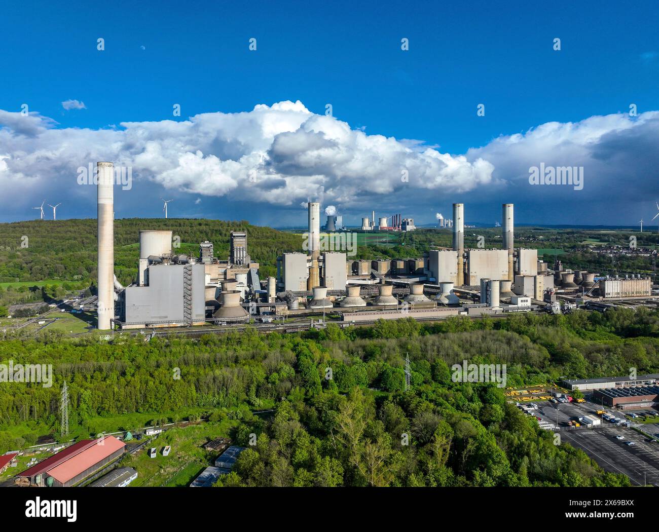 Grevenbroich, Nordrhein-Westfalen, Deutschland - RWE Power AG Kraftwerk Frimmersdorf, stillgelegtes Braunkohlekraftwerk im Braunkohlebergwerk Garzweiler bei RWE, Kraftwerk Neurath im Hintergrund. Stockfoto