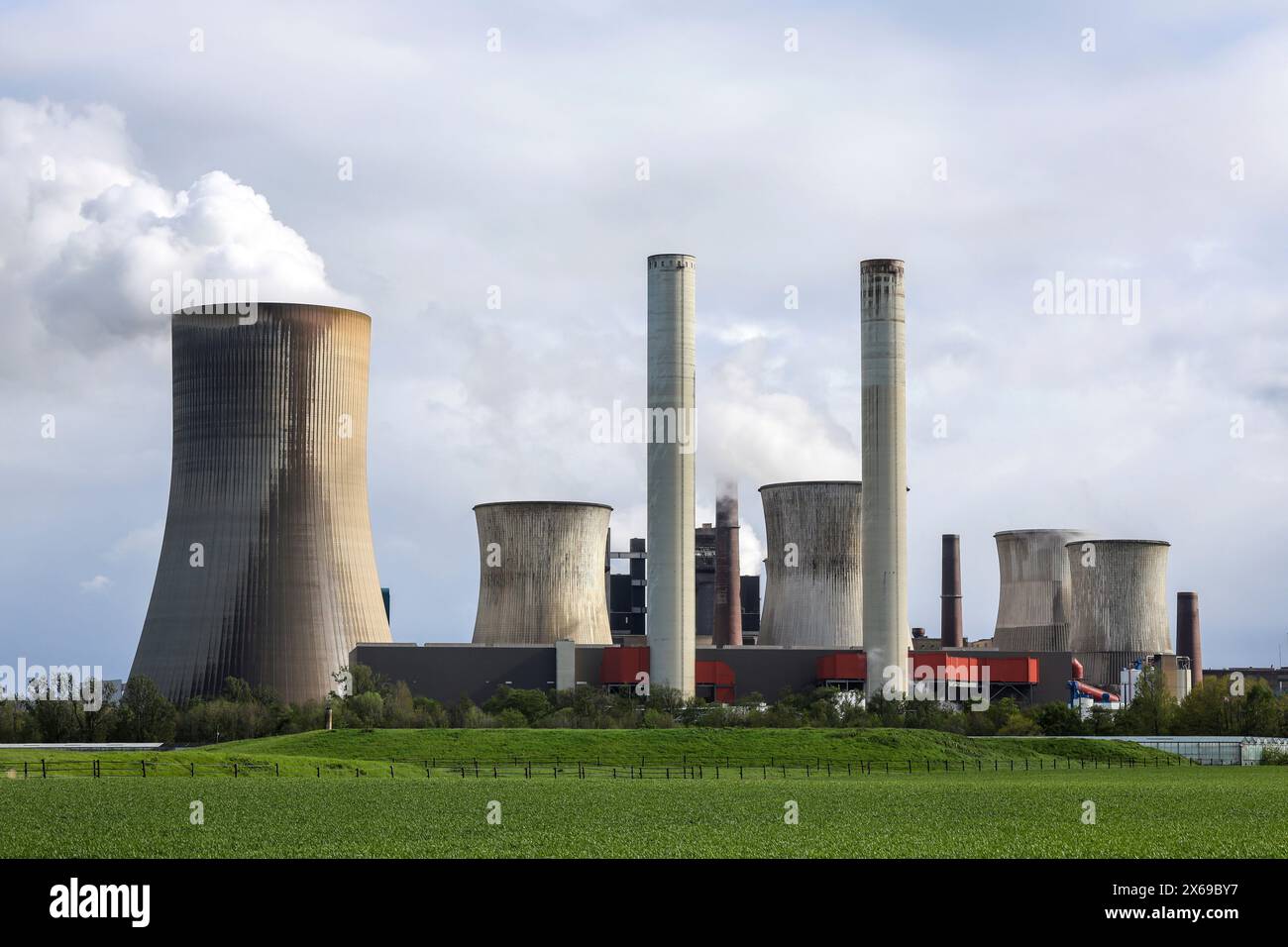 Grevenbroich, Nordrhein-Westfalen, Deutschland - RWE Power AG Kraftwerk Neurath, Braunkohlekraftwerk im Braunkohlebergwerk Garzweiler. Stockfoto