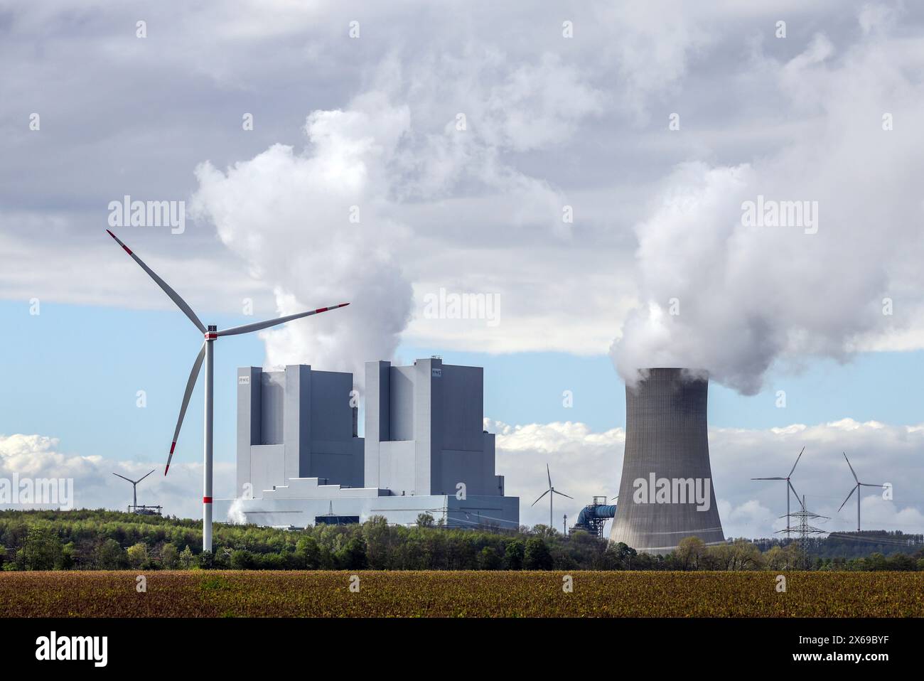 Grevenbroich, Nordrhein-Westfalen, Deutschland - RWE Power AG Neurath Kraftwerk, Braunkohlekraftwerk im Braunkohlebergwerk Garzweiler von RWE, das neue Kraftwerk Blöcke F und G. Windturbinen im Windpark. Stockfoto