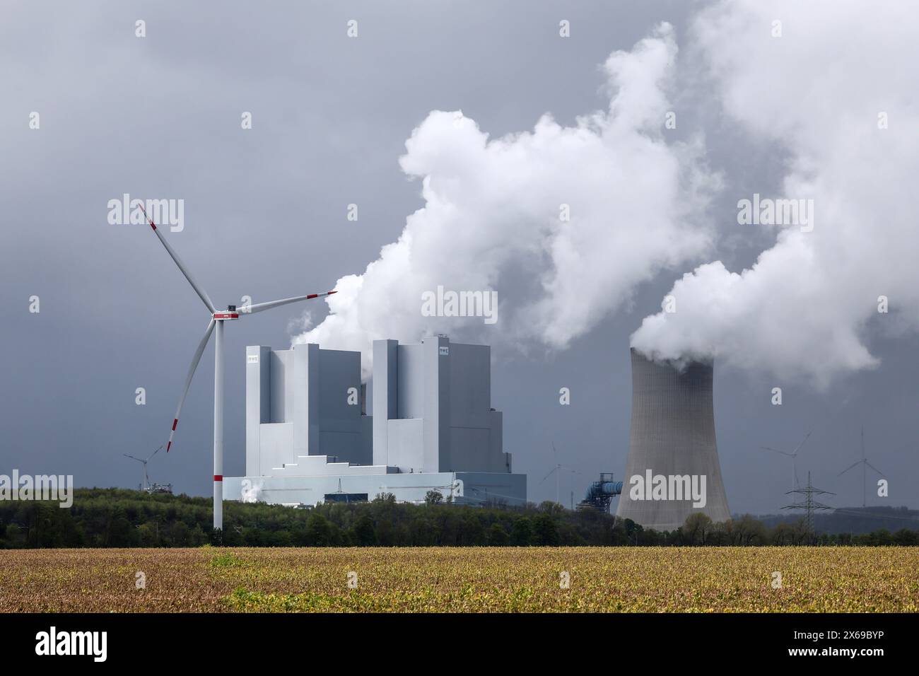 Grevenbroich, Nordrhein-Westfalen, Deutschland - RWE Power AG Neurath Kraftwerk, Braunkohlekraftwerk im Braunkohlebergwerk Garzweiler von RWE, das neue Kraftwerk Blöcke F und G. Windturbinen im Windpark. Stockfoto