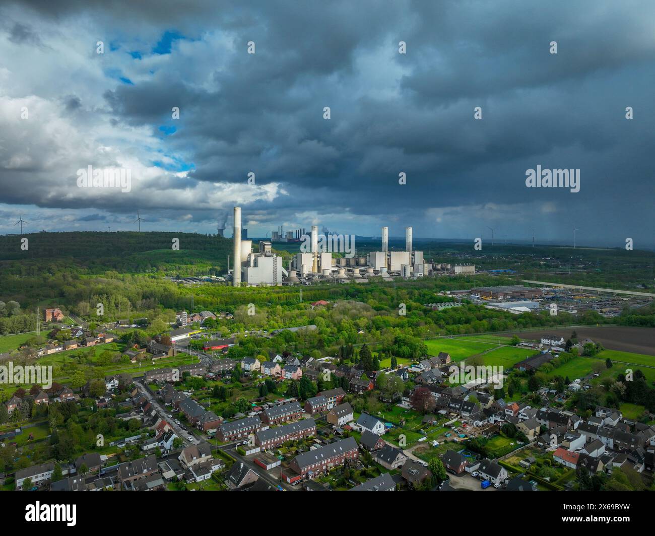 Grevenbroich, Nordrhein-Westfalen, Deutschland - RWE Power AG Kraftwerk Frimmersdorf, stillgelegtes Braunkohlekraftwerk im Braunkohlebergwerk Garzweiler bei RWE, Kraftwerk Neurath im Hintergrund. Stockfoto