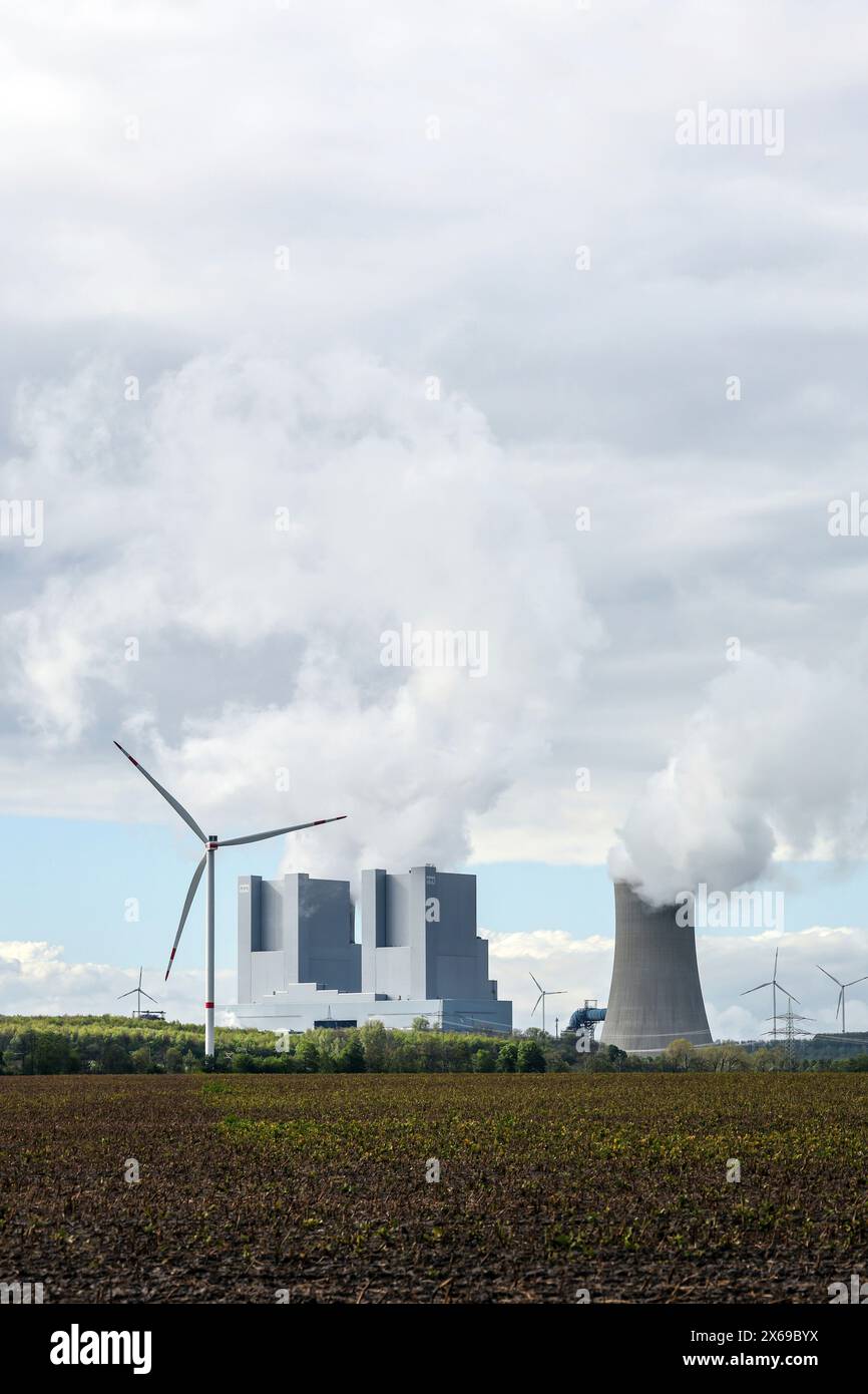 Grevenbroich, Nordrhein-Westfalen, Deutschland - RWE Power AG Neurath Kraftwerk, Braunkohlekraftwerk im Braunkohlebergwerk Garzweiler von RWE, das neue Kraftwerk Blöcke F und G. Windturbinen im Windpark. Stockfoto