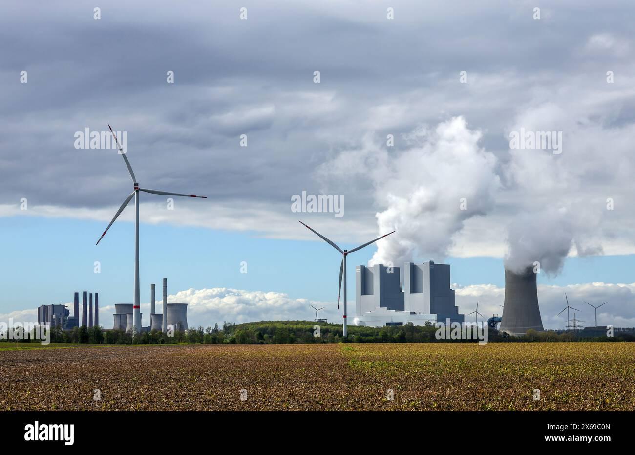 Grevenbroich, Nordrhein-Westfalen, Deutschland - RWE Power AG Neurath Kraftwerk, Braunkohlekraftwerk im Braunkohlebergwerk Garzweiler von RWE, das neue Kraftwerk Blöcke F und G. Windturbinen im Windpark. Stockfoto