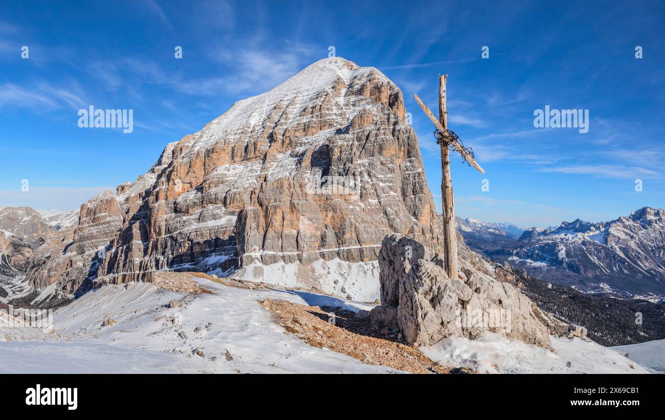 Italien, Veneto, Provinz Belluno, Cortina d' Ampezzo, Blick auf die Tofana di Rozes vom Gipfel des Col dei Bos mit dem Gipfelkreuz, Dolomiten Stockfoto