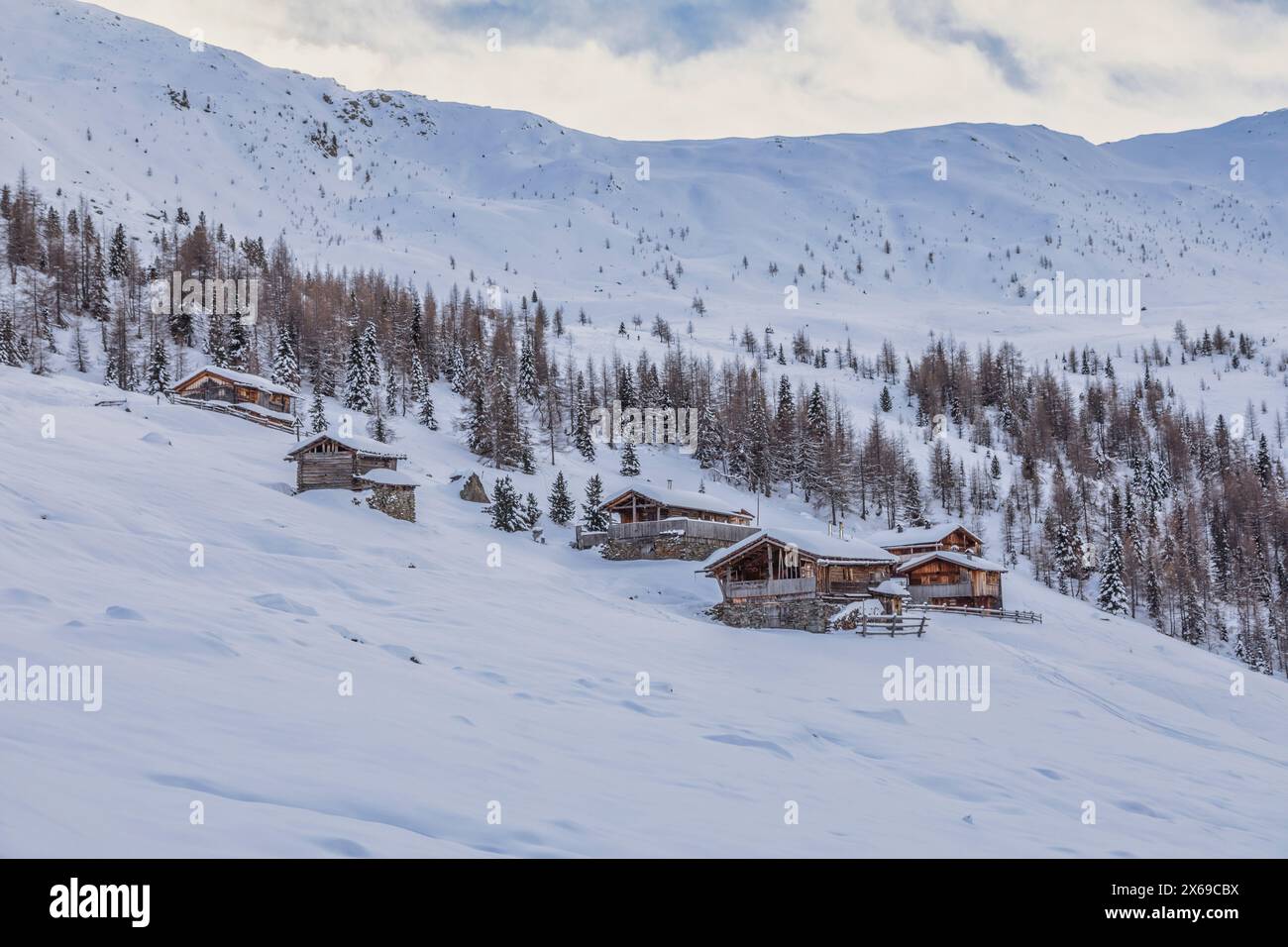 Italien, Südtirol, autonome Provinz Bozen, Ahrntal, die urigen Häuser des Mitterberger Almen im Rio Bianco Tal / Weissenbachtal Stockfoto
