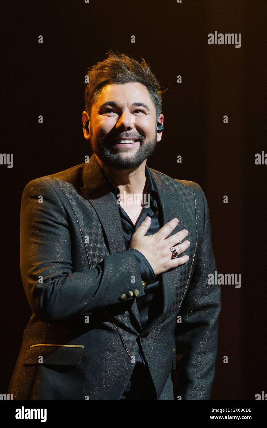 Sänger Miguel Poveda tritt während eines Konzerts im Theater Lope de Vega in Madrid am 13. Mai 2024 auf. Stockfoto