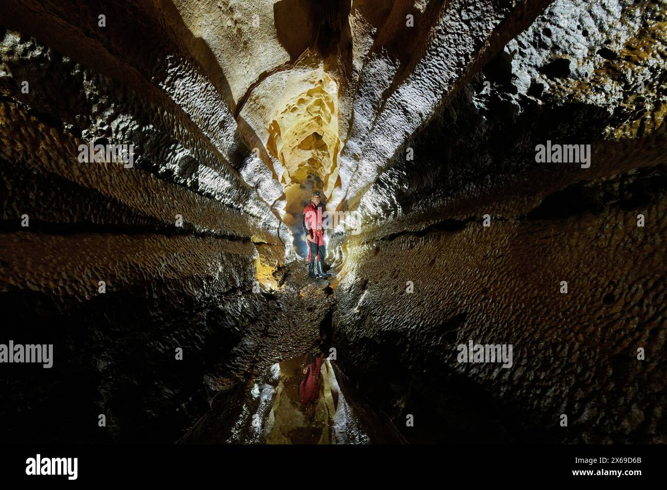 Höhle, Drucktunnel mit Wasserfacetten Stockfoto
