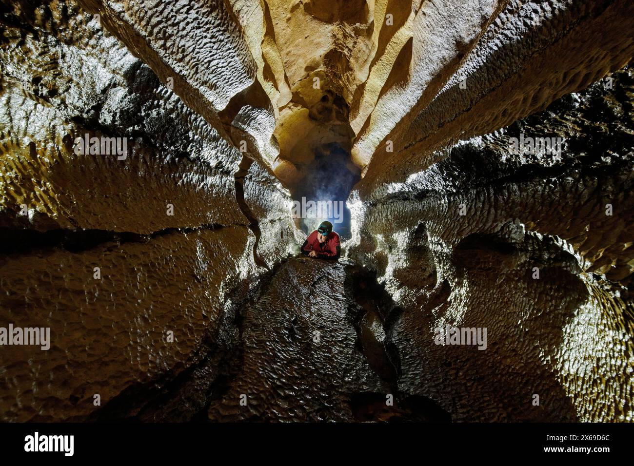 Höhle, Drucktunnel mit Wasserfacetten Stockfoto