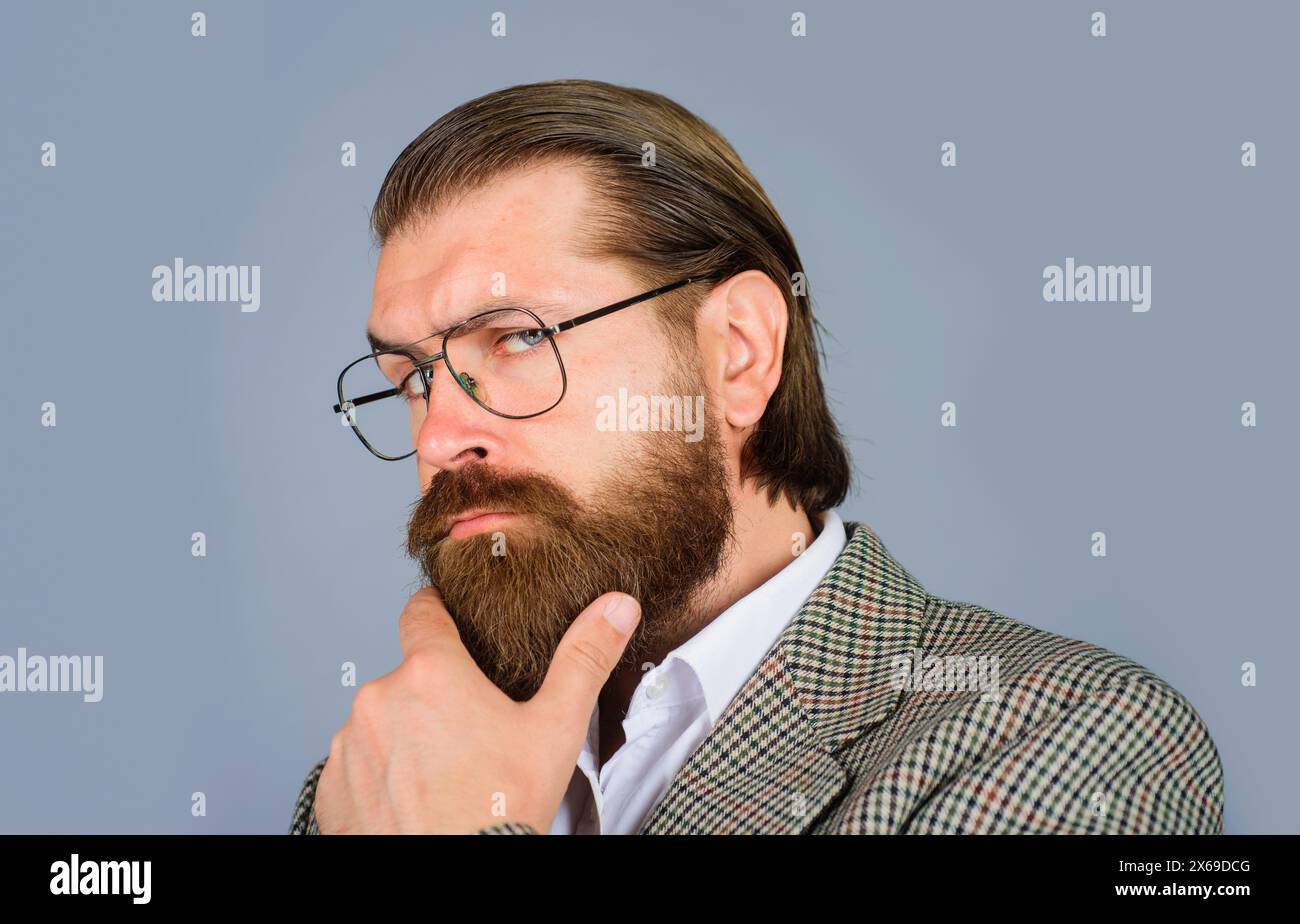 Nahaufnahme Porträt eines selbstbewussten, durchdachten Geschäftsmannes mit Brille trifft Entscheidungen, denkt über die Zukunft nach, plant ein neues Start-up. Nachdenklicher Ausdruck Stockfoto