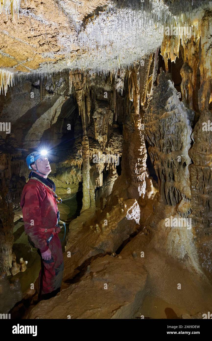 Speläologe erforscht die Metro Sintergruppe in der Grotte de la Malatiere Stockfoto