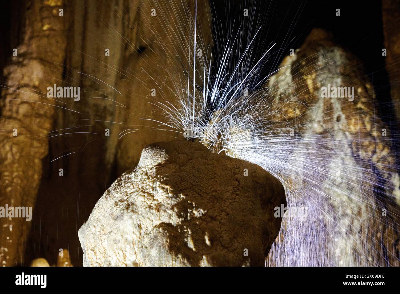 Wasser spritzt in einer Tropfsteinhöhle Stockfoto