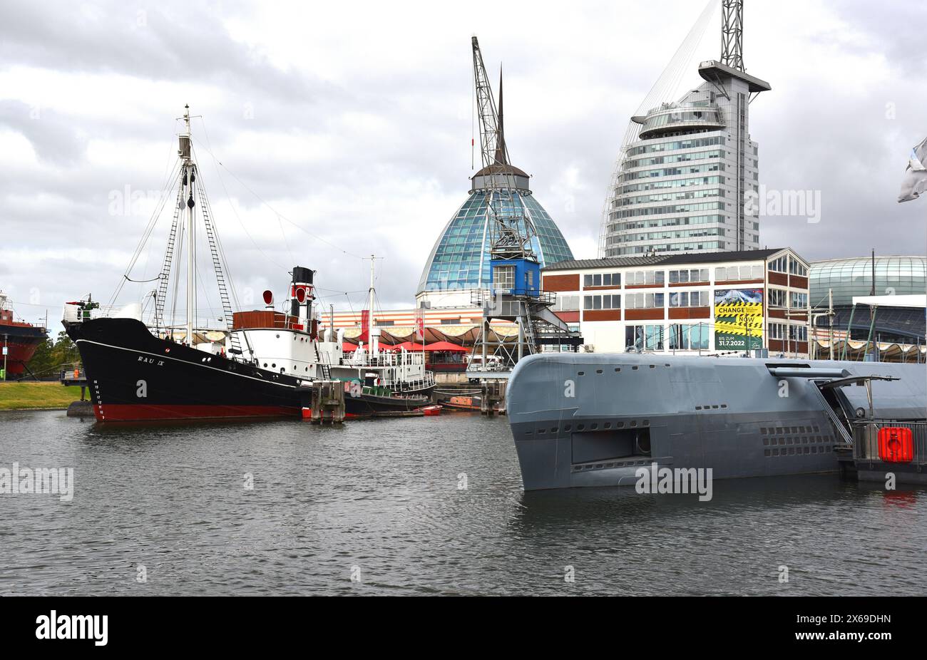 Europa, Deutschland, Bremen, Bremerhaven, Maritime Museum, U-Boot, im Freien, Blick auf das Outlet-Center und das Hotel Sail-City Stockfoto