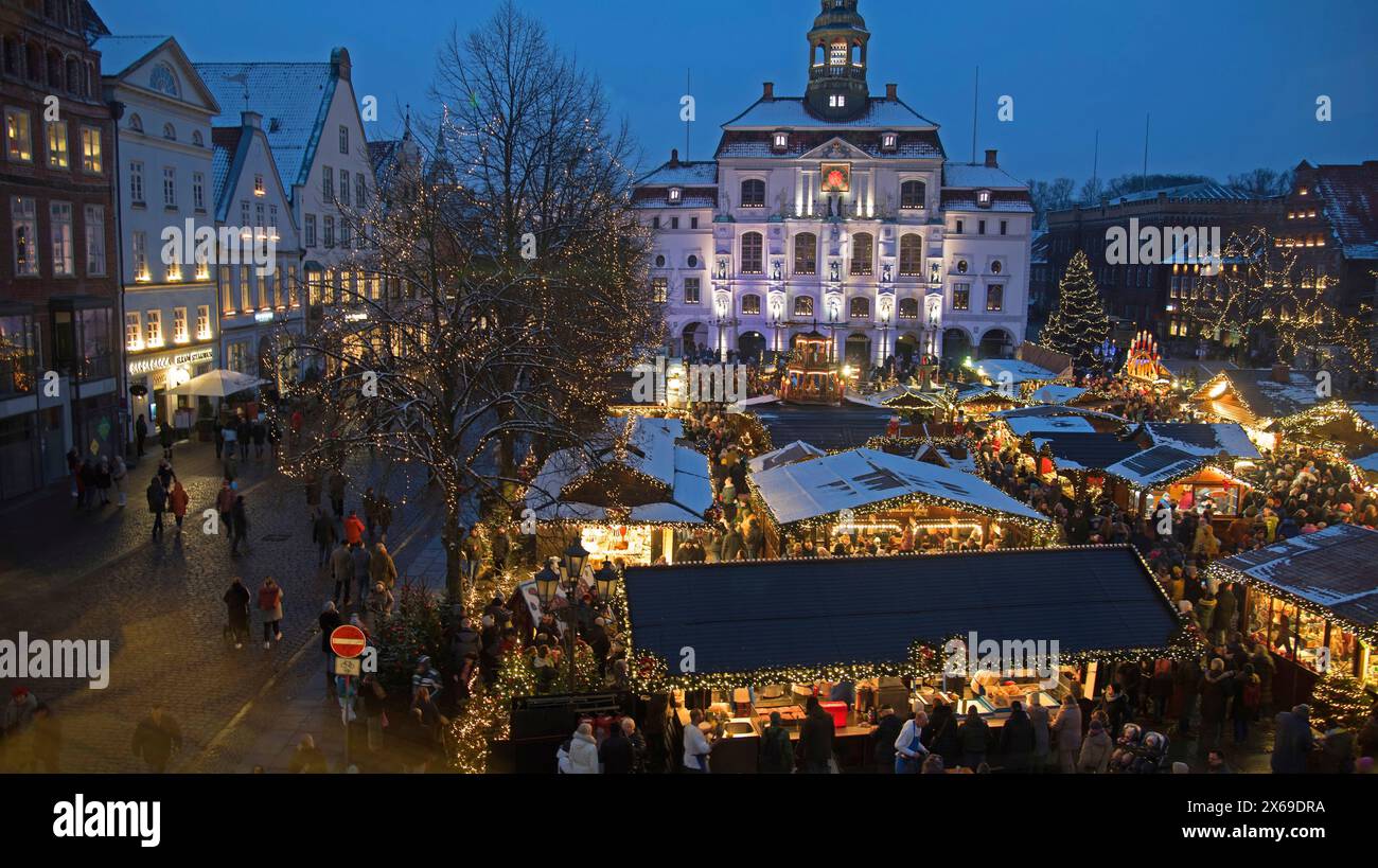 Europa, Deutschland, Metropolregion Hamburg, Lüneburg, Rathaus ab 1230, Weihnachtsmarkt, Abend Stockfoto