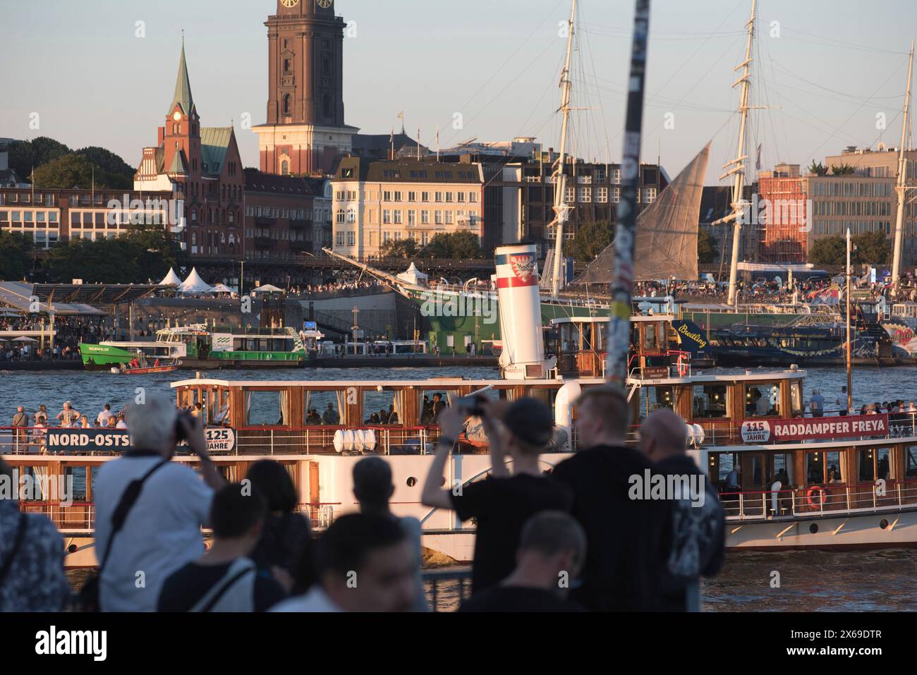 Europa, Deutschland, Hansestadt Hamburg, Hafen, Elbe, Hafengeburtstag, Blick über die Elbe bis St. Pauli Landungsbrücken, Raddampfer Freya, Abendlicht, Raddampfer 1905 Stockfoto